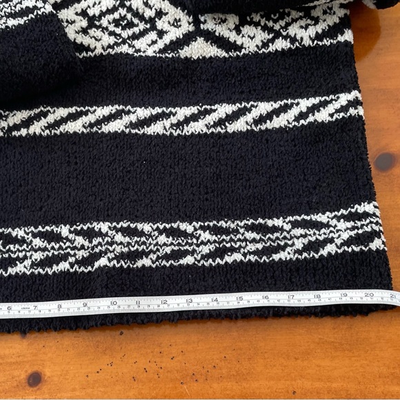 Yarnworks Black and White polyester and acrylic Sweater. Size Medium. - Picture 4 of 11